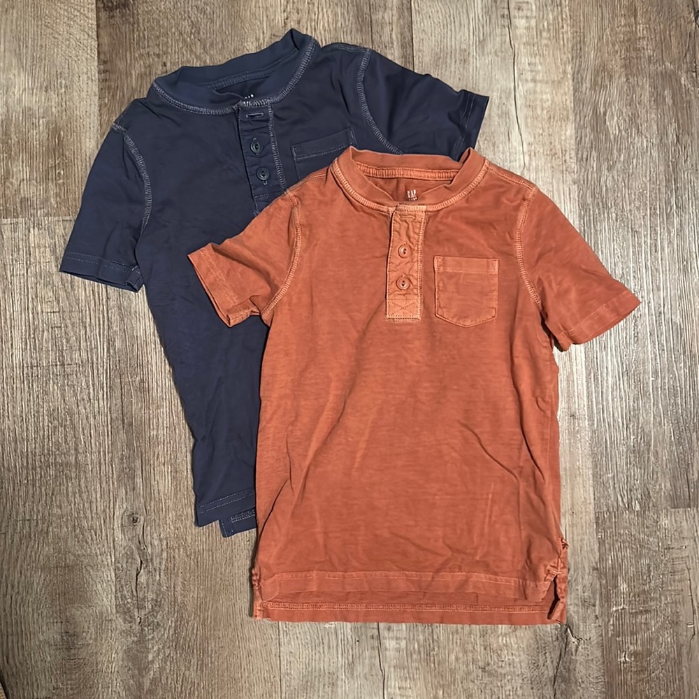 Two Boys xs (5) gap tshirts